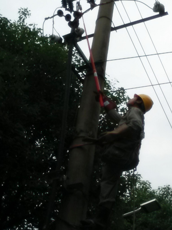 停電后進(jìn)行驗(yàn)電及掛接地線