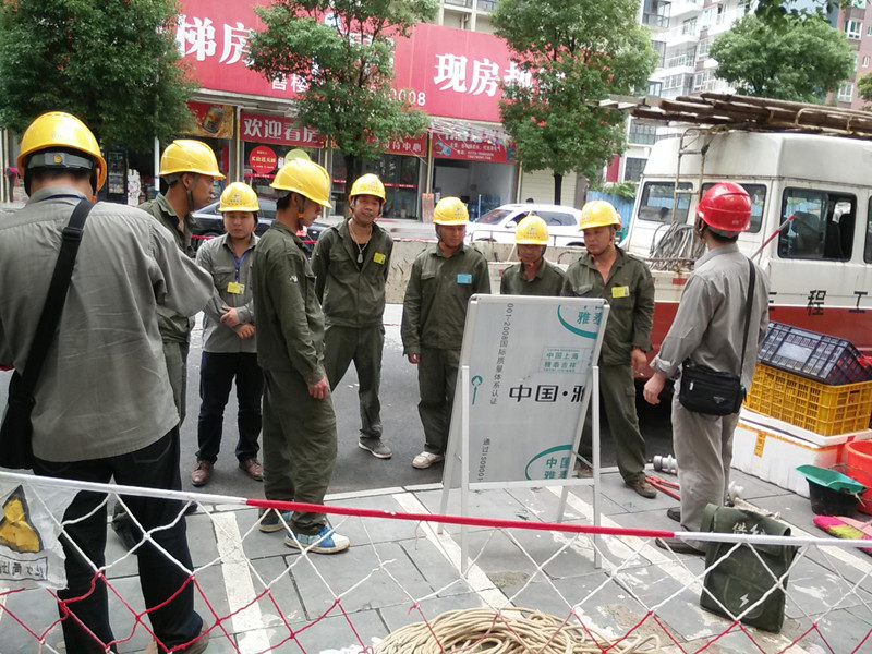 停電施工“班前會(huì)”后技術(shù)負(fù)責(zé)人針對(duì)今日工作在小看板上講解施工工序及難點(diǎn)